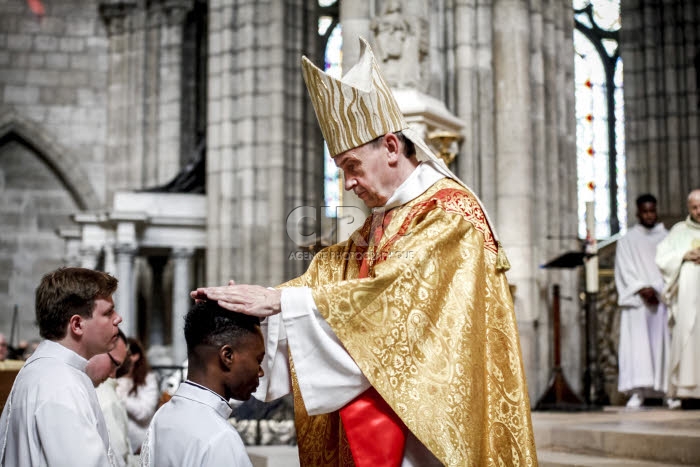 Ordinations sacerdotales en la basilique de Saint-Denis, France.