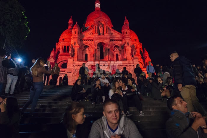 Basilique du Sacré-Cœur à Paris, illuminée en rouge par l'AED.