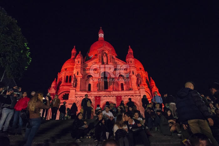 Basilique du Sacré-Cœur à Paris, illuminée en rouge par l'AED.