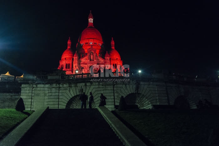 Basilique du Sacré-Cœur à Paris, illuminée en rouge par l'AED.