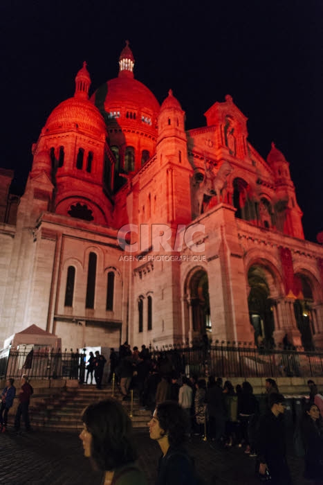 Basilique du Sacré-Cœur à Paris, illuminée en rouge par l'AED.