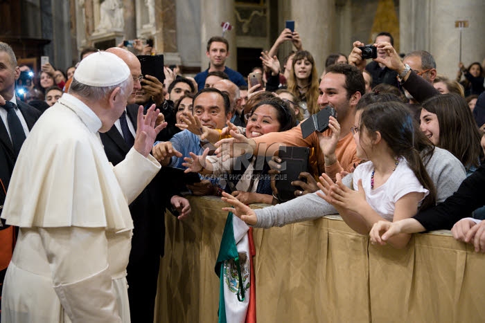 Le pape François et des jeunes présents dans la basilique Sainte Marie Majeure de Rome