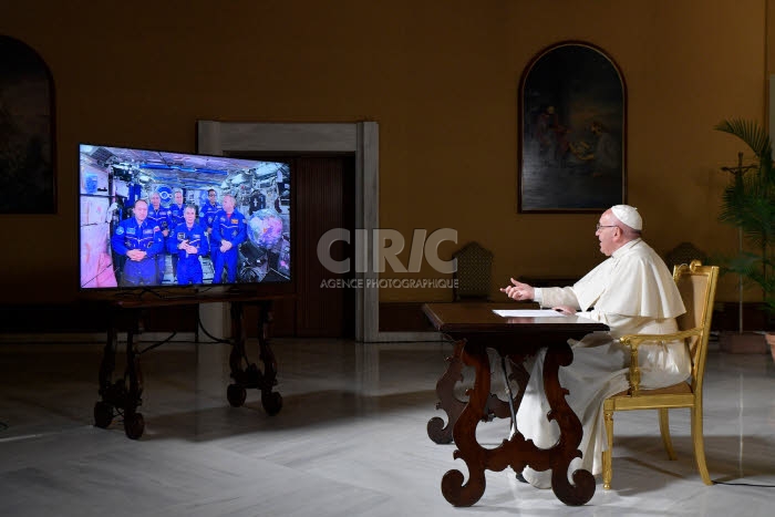 Le pape François s'entretient avec les astronautes de l'ISS.