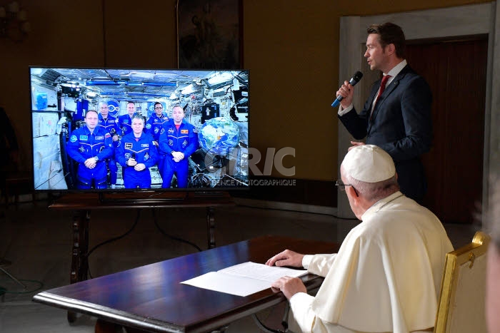 Le pape François s'entretient avec les astronautes de l'ISS.