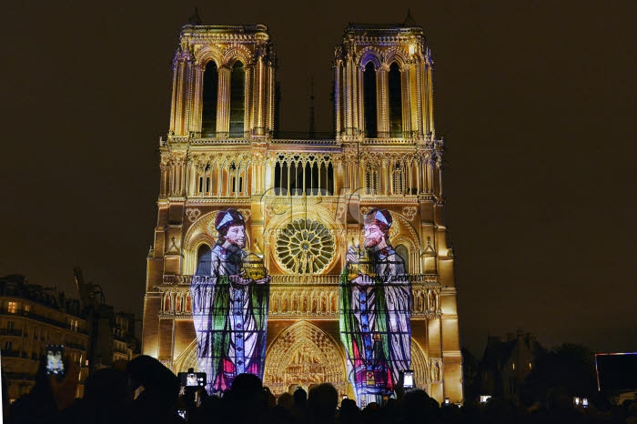 Centenaire de la première guerre mondiale, son et lumière à Notre-Dame de Paris.