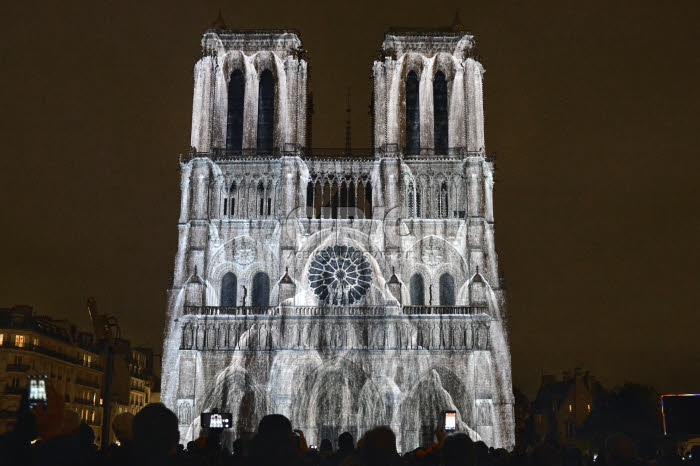 Centenaire de la première guerre mondiale, son et lumière à Notre-Dame de Paris.