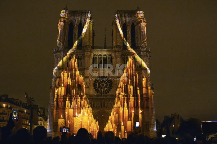 Centenaire de la première guerre mondiale, son et lumière à Notre-Dame de Paris.