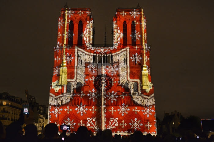 Centenaire de la première guerre mondiale, son et lumière à Notre-Dame de Paris.