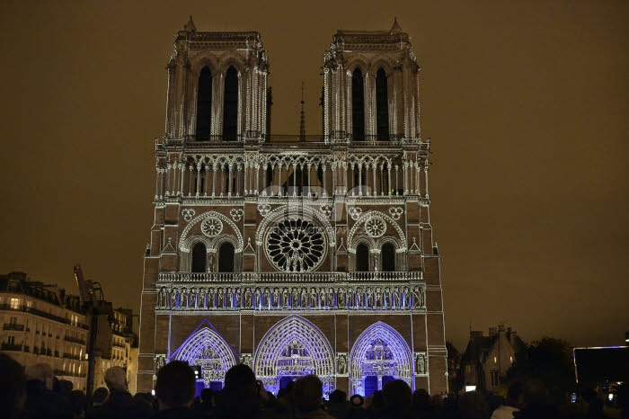 Centenaire de la première guerre mondiale, son et lumière à Notre-Dame de Paris.