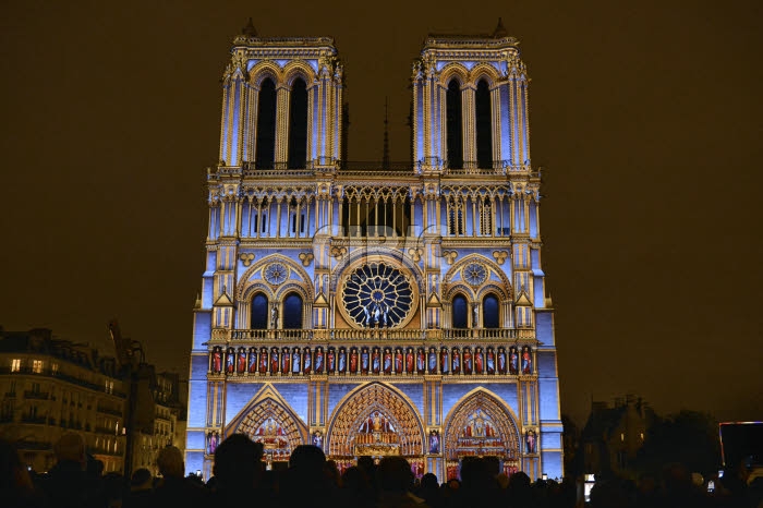 Centenaire de la première guerre mondiale, son et lumière à Notre-Dame de Paris.