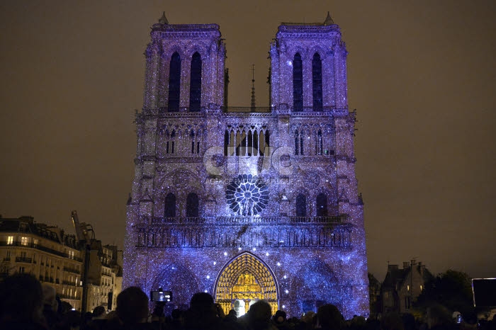 Centenaire de la première guerre mondiale, son et lumière à Notre-Dame de Paris.