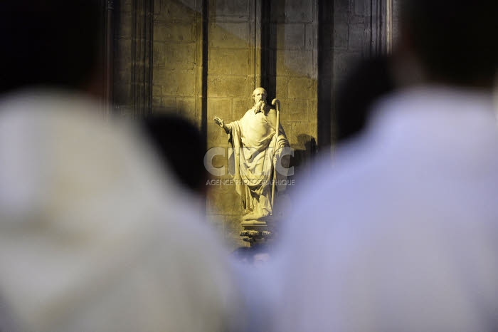 Statue représentant Saint Denis dans la cath. Notre-Dame à Paris.