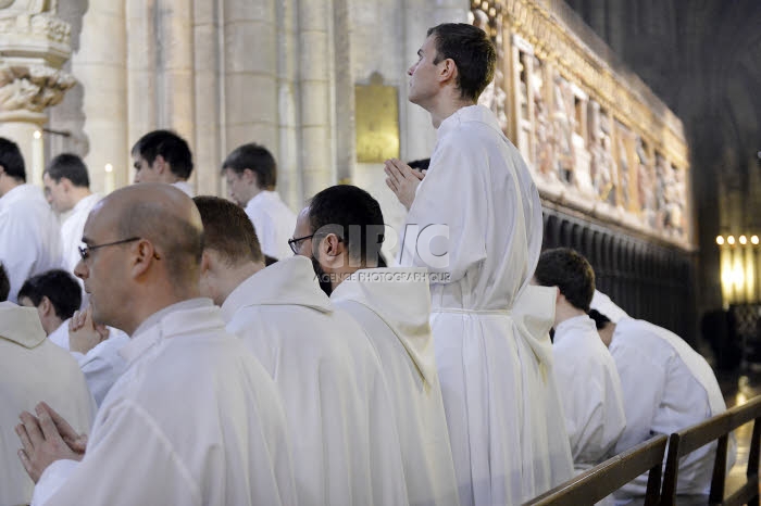 Séminaristes dans la cathédrale Notre-Dame à Paris