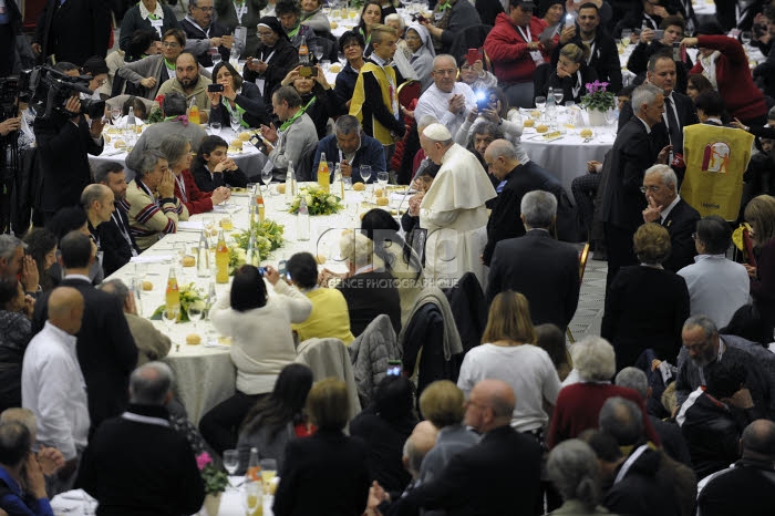 Journée Mondiale de la pauvreté, le pape déjeune avec des personnes démunies