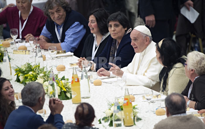 Journée Mondiale de la pauvreté, le pape déjeune avec des personnes démunies