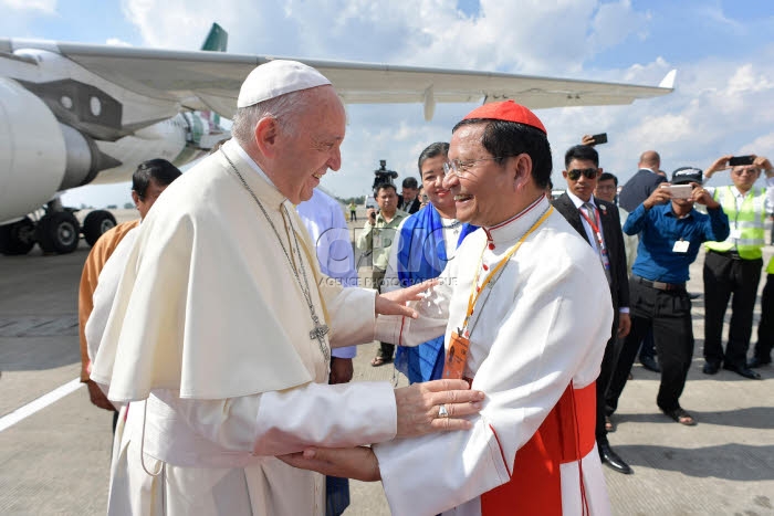 Voyage apostolique du pape François en Birmanie. Le pape François et le Card. Charles BO