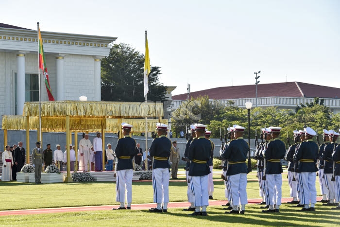 Voyage apostolique du pape François en Birmanie. Le pape et le  président de la république.