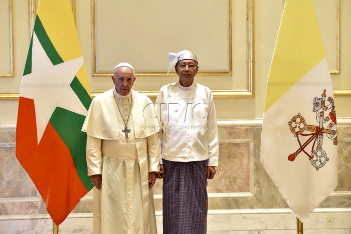 Voyage apostolique du pape François en Birmanie. Le pape et le  président de la république.