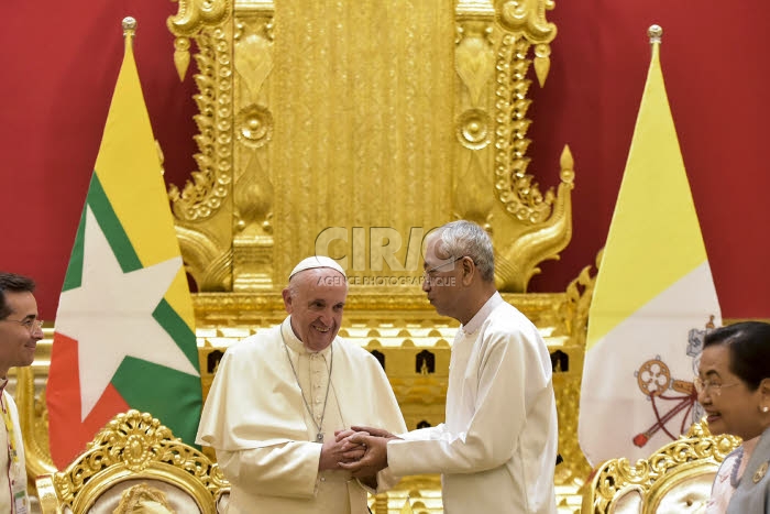 Voyage apostolique du pape François en Birmanie. Le pape et le  président de la république.