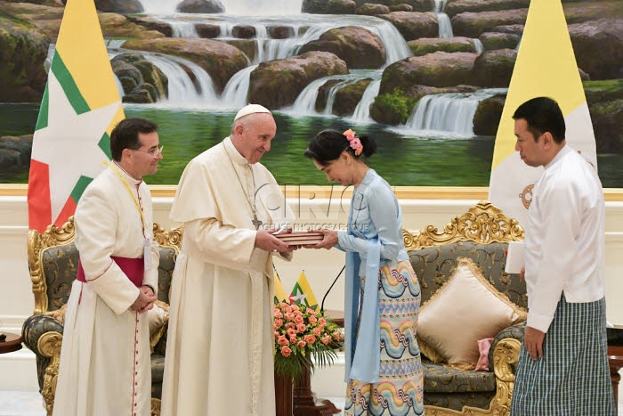 Voyage apostolique du pape François en Birmanie. Le pape et AUNG SAN SUU KYI.