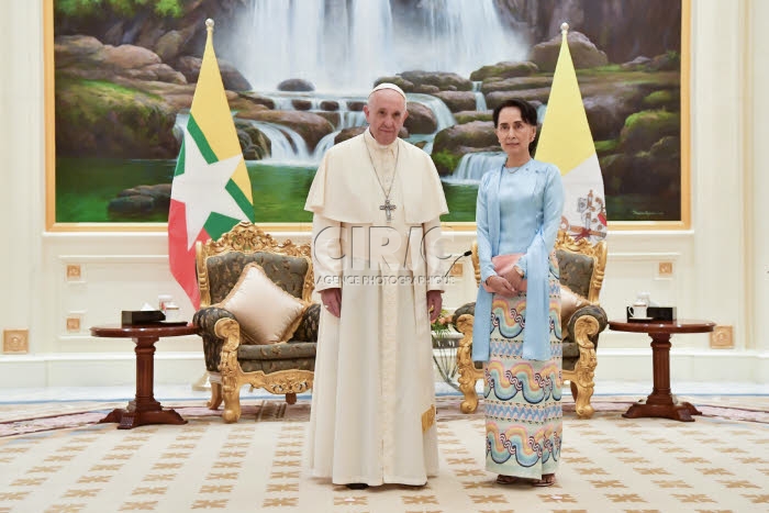 Voyage apostolique du pape François en Birmanie. Le pape et AUNG SAN SUU KYI.