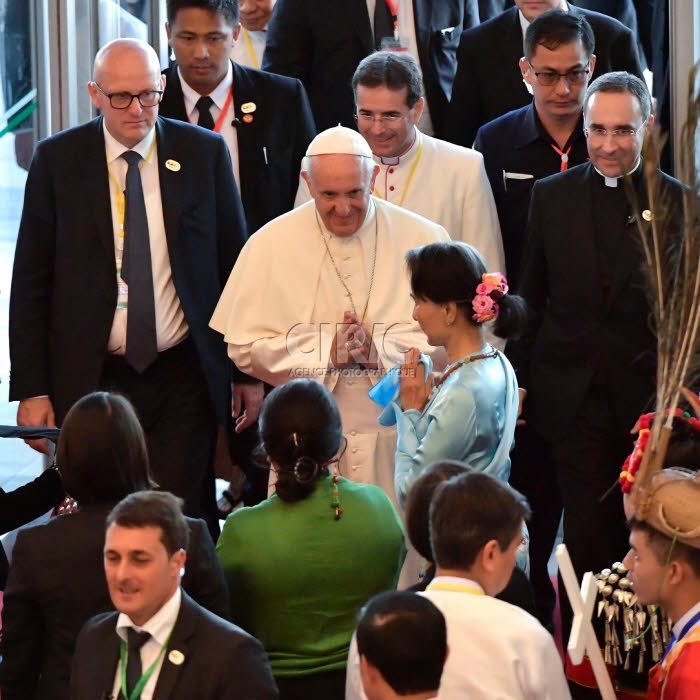 Voyage apostolique du pape François en Birmanie. Le pape et AUNG SAN SUU KYI.