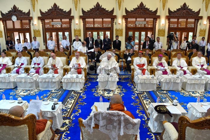 Voyage apostolique du pape François en Birmanie. Le pape François et Bhaddanta Kumarabhivasma.