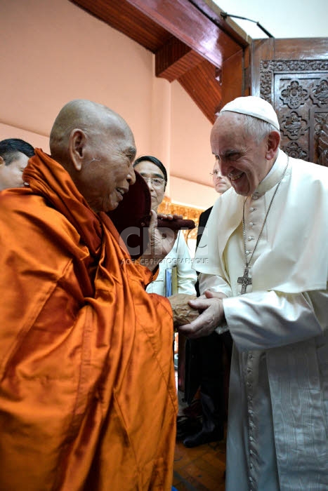 Voyage apostolique du pape François en Birmanie. Le pape François et Bhaddanta Kumarabhivasma.