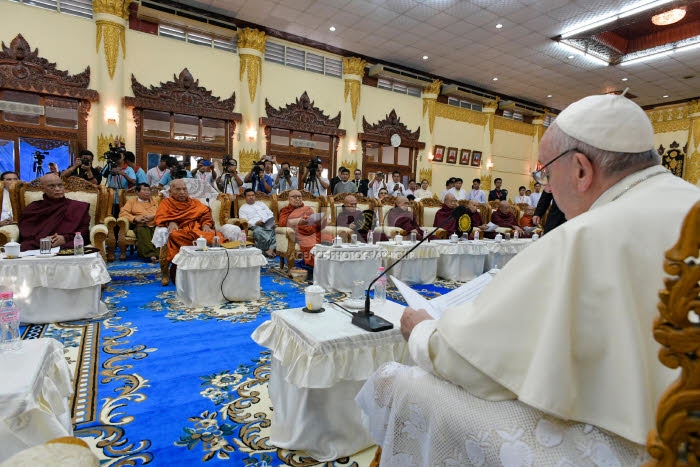 Voyage apostolique du pape François en Birmanie. Le pape François et Bhaddanta Kumarabhivasma.