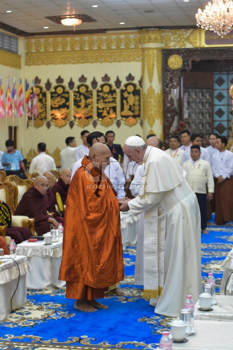 Voyage apostolique du pape François en Birmanie. Le pape François et Bhaddanta Kumarabhivasma.