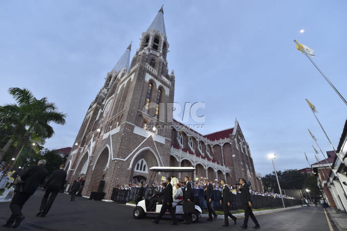 Voyage apostolique du pape François en Birmanie. Le pape arrive à la cathédrale Ste Marie à Rangoun.