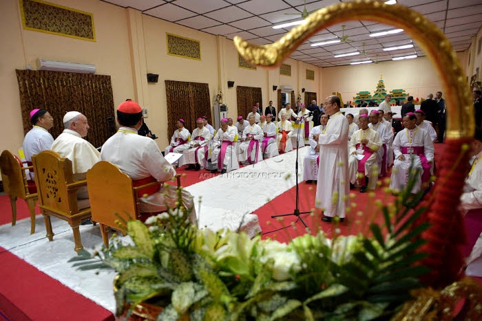 Voyage apostolique du pape François en Birmanie. Le pape rencontre les évêques birmans