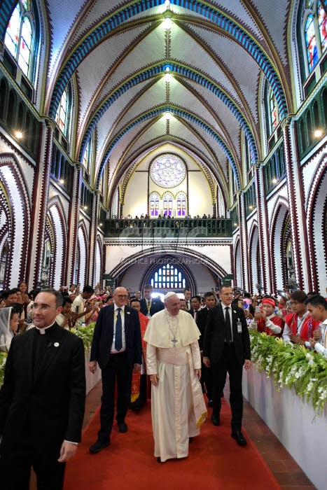 Voyage apostolique du pape François en Birmanie. Messe, cath. Ste Marie à Rangoun