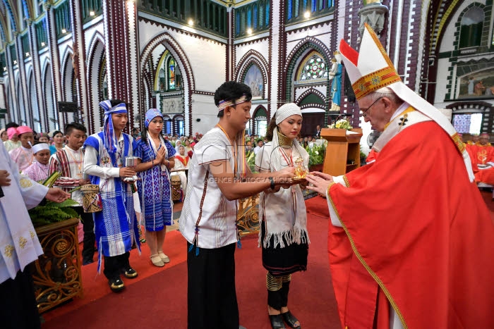 Voyage apostolique du pape François en Birmanie. Messe, cath. Ste Marie à Rangoun