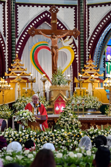 Voyage apostolique du pape François en Birmanie. Messe, cath. Ste Marie à Rangoun