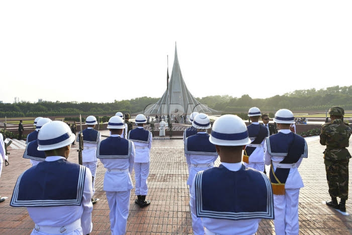 Voyage apostolique du pape François en Bangladesh. Pape au Mémorial des martyrs à Savar