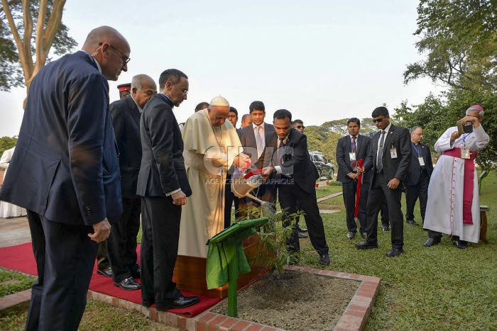 Voyage apostolique du pape François en Bangladesh. Pape au Mémorial des martyrs à Savar