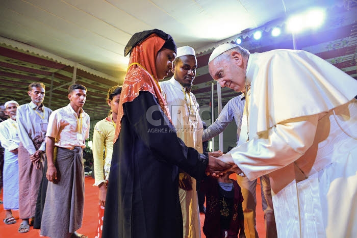 Voyage apostolique du pape François en Bangladesh. Le pape et des réfugiés Rohingya.