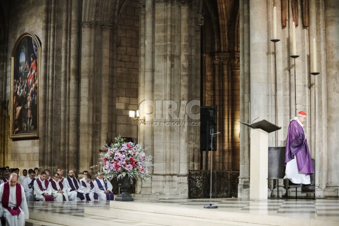 Le Card. VINGT-TROIS, arch. de Paris, prend congé de sa charge.