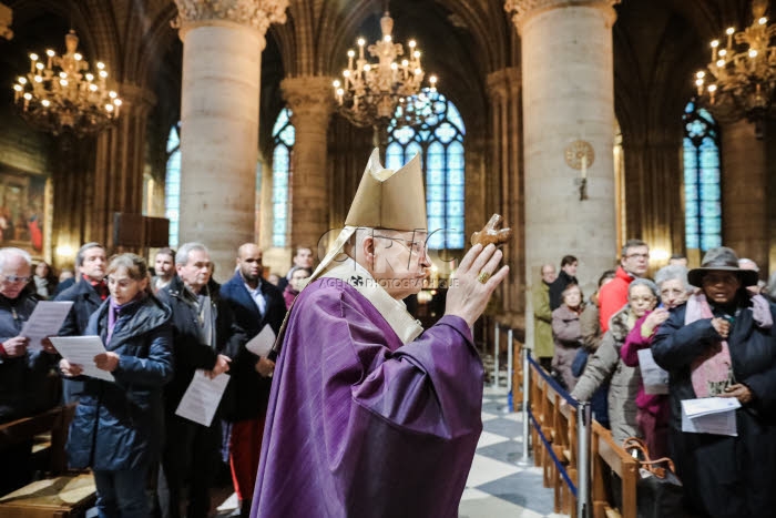 Le Card. VINGT-TROIS, arch. de Paris, prend congé de sa charge.