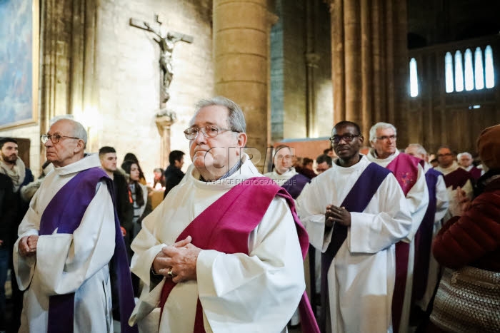 Le Card. VINGT-TROIS, arch. de Paris, prend congé de sa charge.