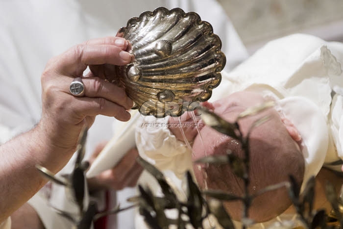 Le Pape baptise un nouveau-né, chapelle Sixtine au Vatican.