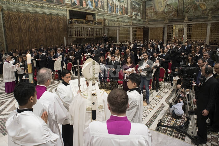 Le Pape baptise des nouveau-nés, chapelle Sixtine au Vatican.