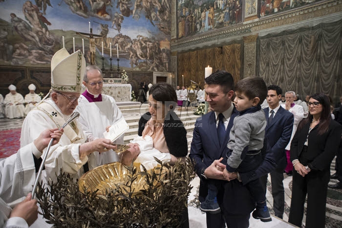 Le Pape baptise un nouveau-né, chapelle Sixtine au Vatican.