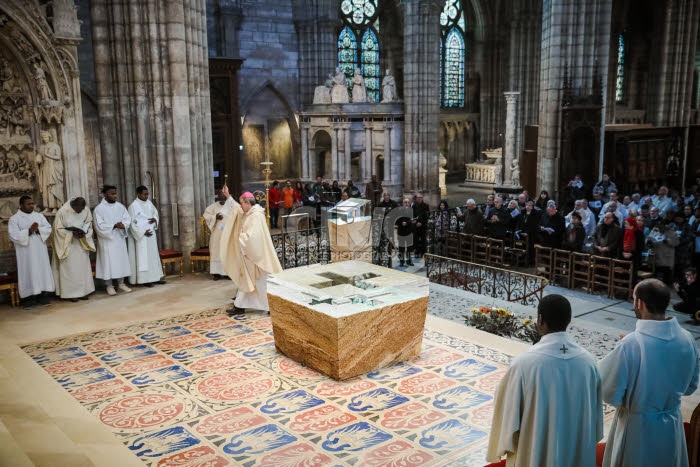 Messe de consécration du nouvel autel de la basilique Saint-Denis.
