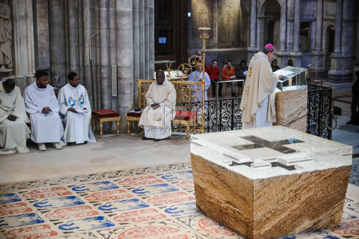 Messe de consécration du nouvel autel de la basilique Saint-Denis.