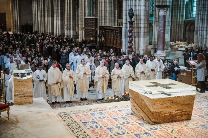 Messe de consécration du nouvel autel de la basilique Saint-Denis.