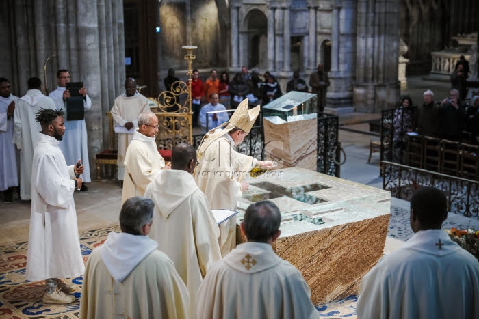 Messe de consécration du nouvel autel de la basilique Saint-Denis.