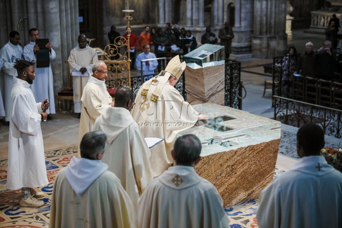 Messe de consécration du nouvel autel de la basilique Saint-Denis.