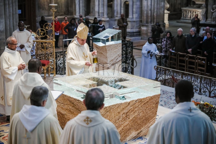 Messe de consécration du nouvel autel de la basilique Saint-Denis.